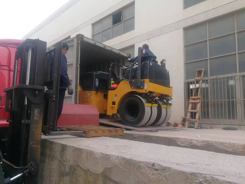 1756191540708078.jpg 组合式压路机发货.jpg