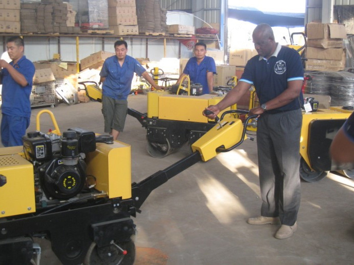 1756192852959904.jpg 手扶式压路机出口非洲.jpg