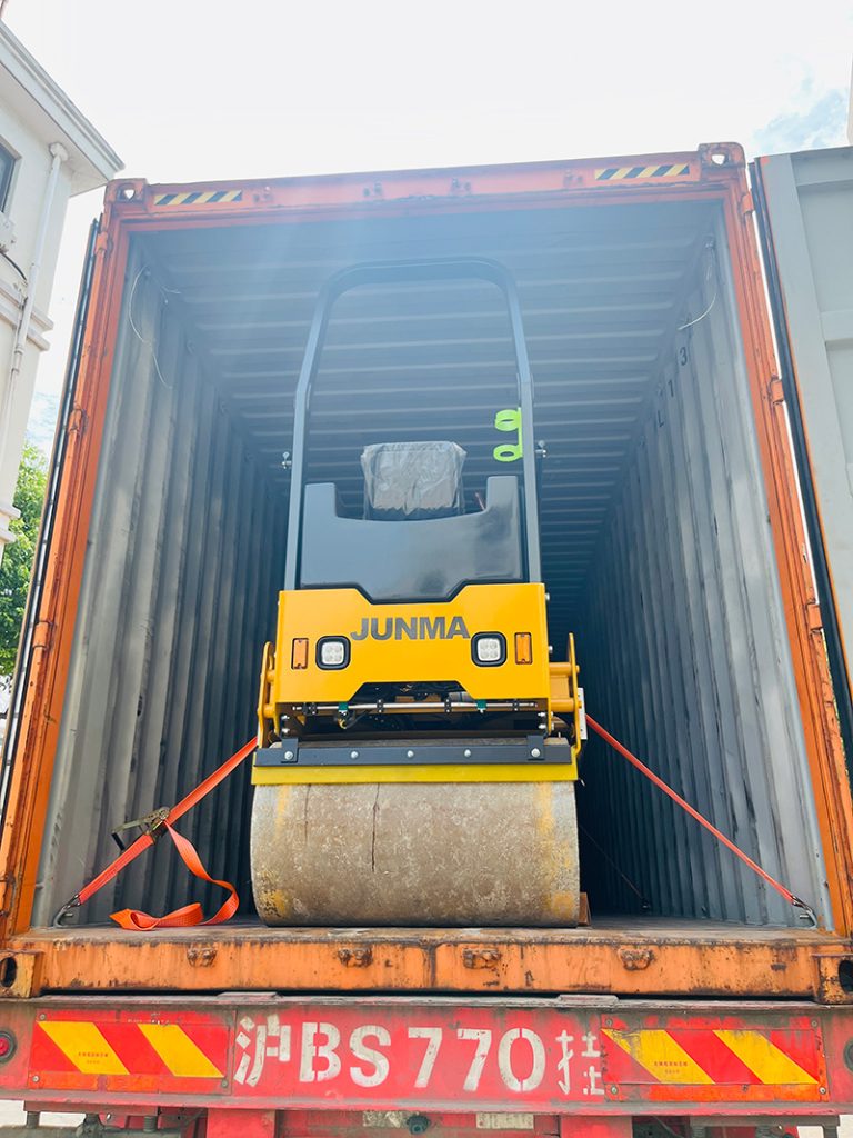 1756193809694927.jpg 双钢轮压路机发货-768x1024.jpg